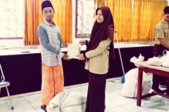 MAN-1-Mataram-Salurkan-Zakat-Fitrah-1