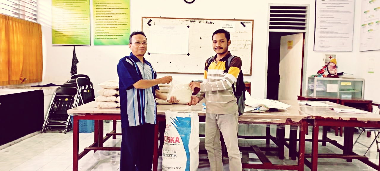 MAN 1 Mataram Salurkan Zakat Fitrah