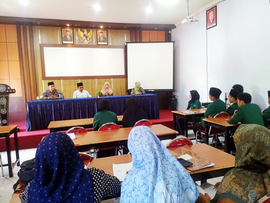 Dekan FKIP UNW Mataram, Lale Yaqutunnafis, S.Sos, M.M., menyampaikan sambutan.