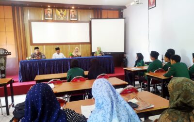 Dekan FKIP UNW Mataram, Lale Yaqutunnafis, S.Sos, M.M., menyampaikan sambutan.